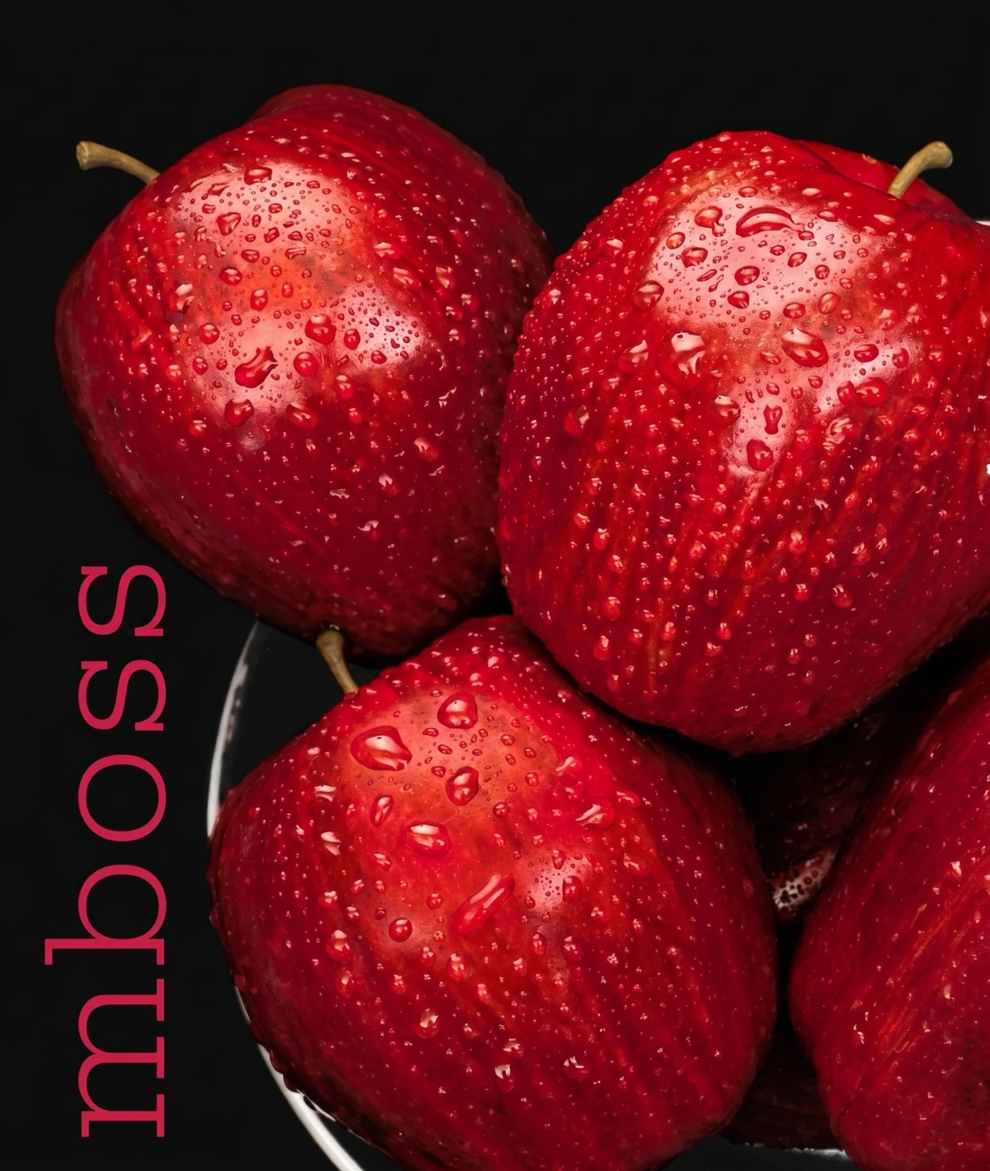Efecto MBOSS: manzanas rojas con relieve y gotas de agua